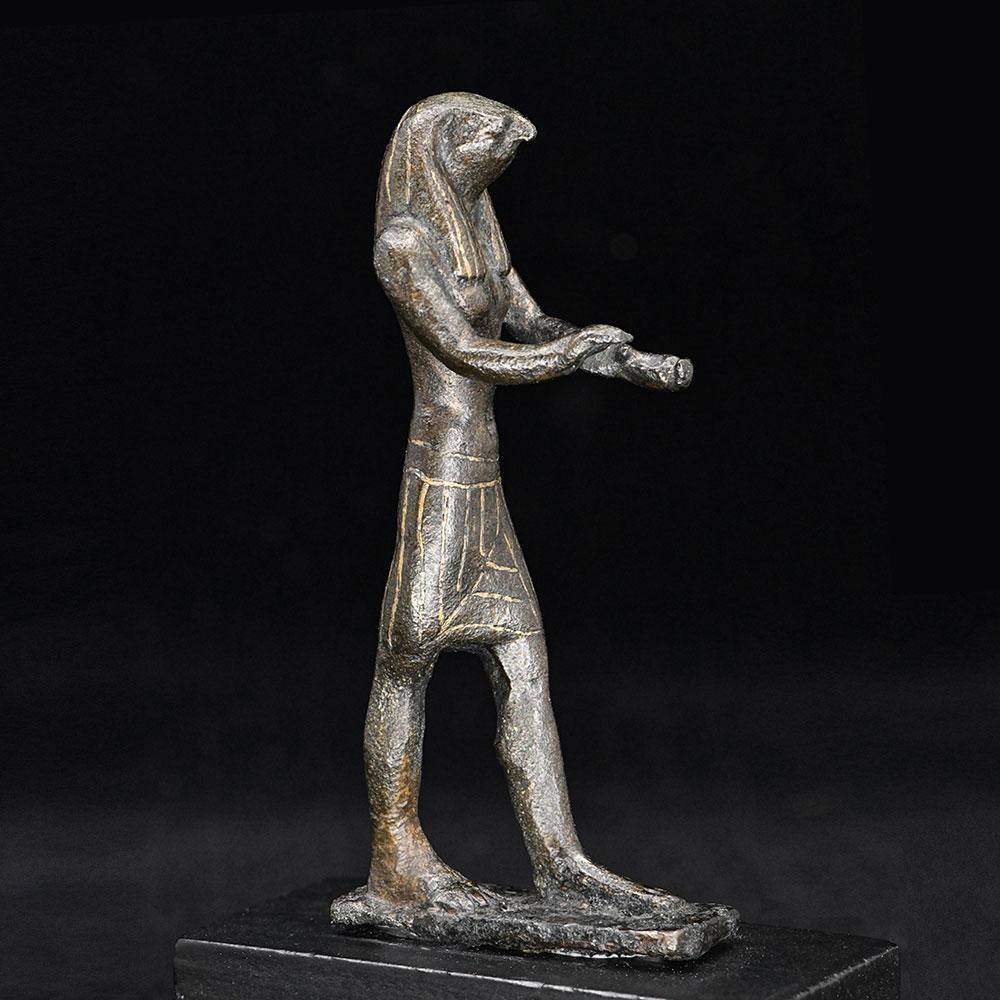 Ein mit Gold eingelegter ägyptischer Bronzefalke, Dritte Zwischenzeit, ca. 900 - 600 v. Chr.