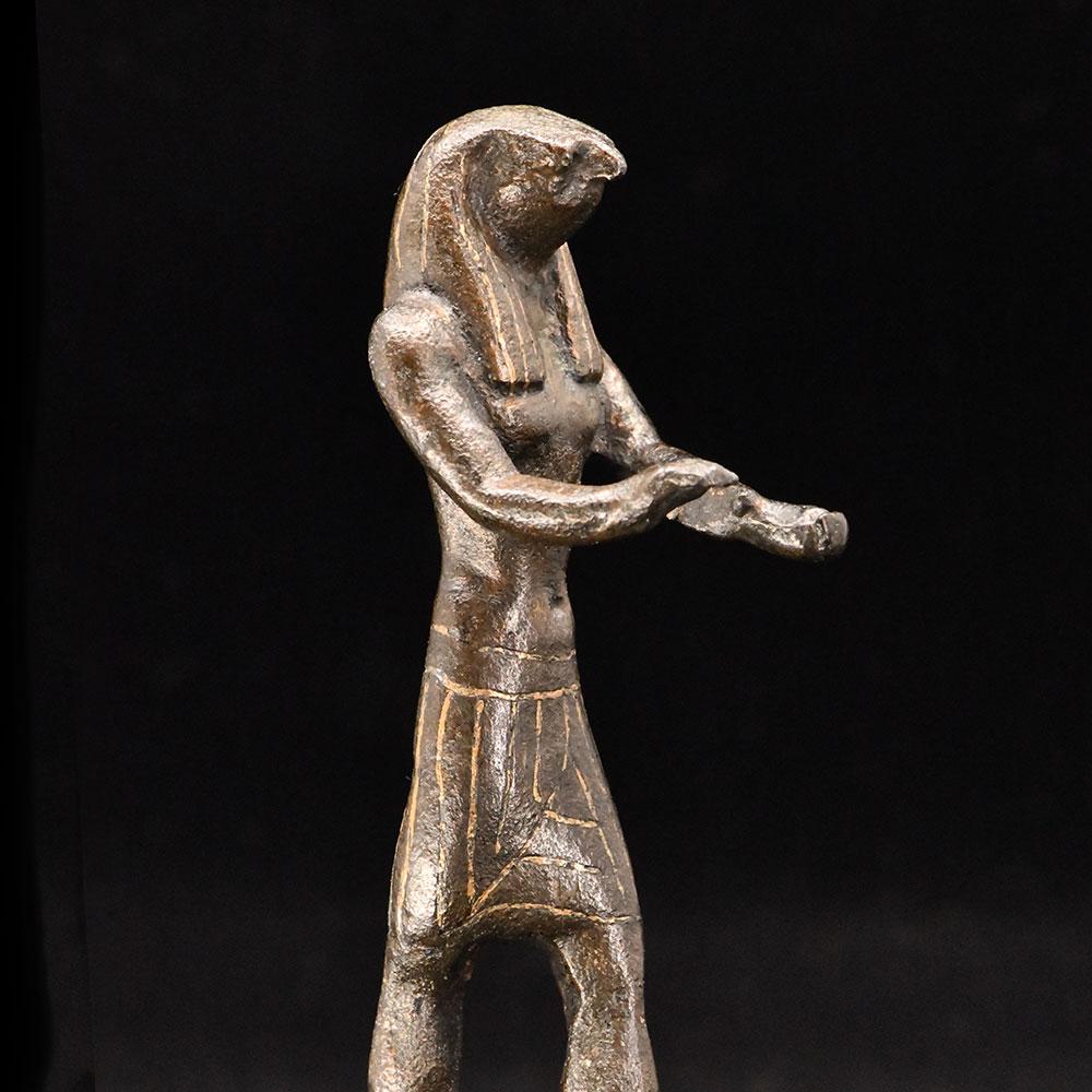 Ein mit Gold eingelegter ägyptischer Bronzefalke, Dritte Zwischenzeit, ca. 900 - 600 v. Chr.