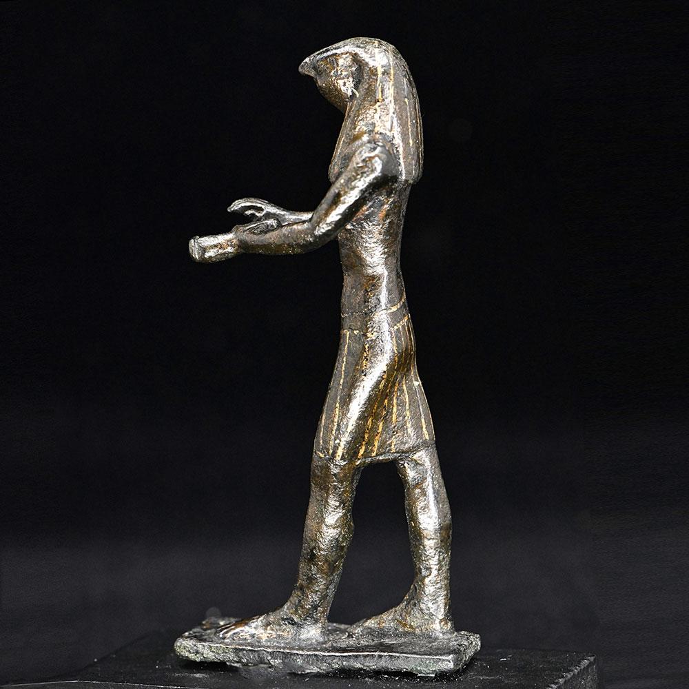 Ein mit Gold eingelegter ägyptischer Bronzefalke, Dritte Zwischenzeit, ca. 900 - 600 v. Chr.