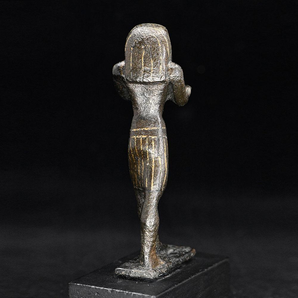 Ein mit Gold eingelegter ägyptischer Bronzefalke, Dritte Zwischenzeit, ca. 900 - 600 v. Chr.