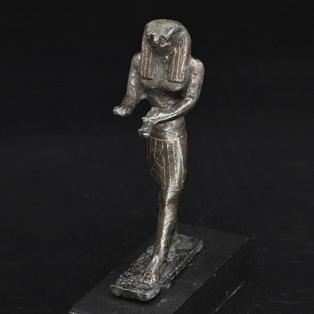 Ein mit Gold eingelegter ägyptischer Bronzefalke, Dritte Zwischenzeit, ca. 900 - 600 v. Chr.