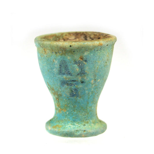 Ein ägyptischer Ölbecher mit blauer Glasur, 26. Dynastie, ca. 664–525 v. Chr.