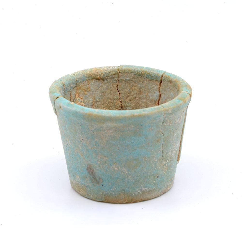 Eine ägyptische Fayence-Opferschale mit Inhalt, 26. Dynastie, ca. 664 - 525 v. Chr.