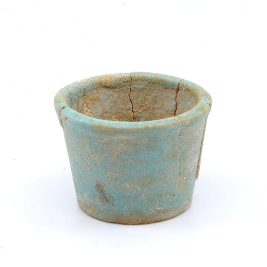 مشمولات کے ساتھ ایک مصری فائنس پیش کرنے والا کپ ، 26 واں خاندان ، سی اے۔ 664 - 525 قبل مسیح