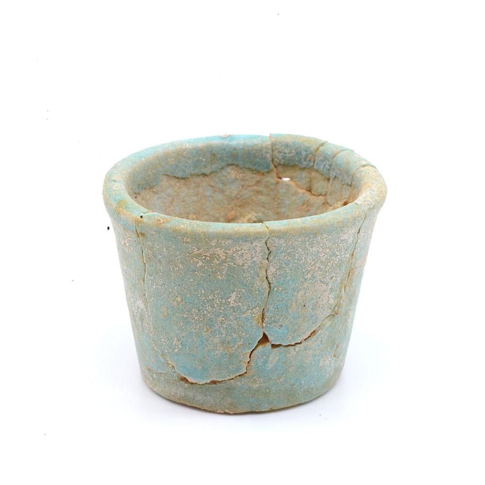 Eine ägyptische Fayence-Opferschale mit Inhalt, 26. Dynastie, ca. 664 - 525 v. Chr.