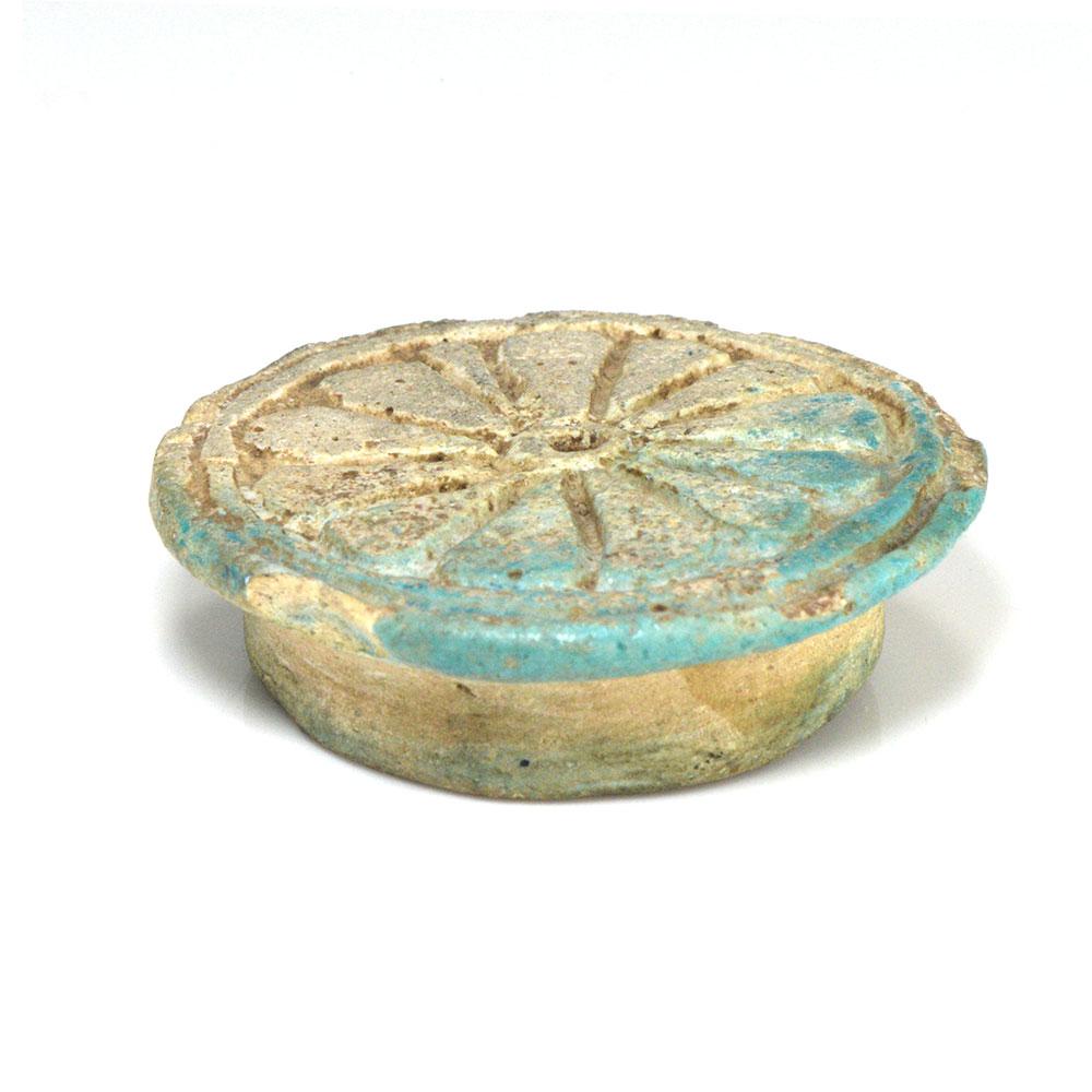ایک مصری faience er spool ، 18 ویں خاندان ، امرنا پیریڈ ، CA 1352-1336 BCE