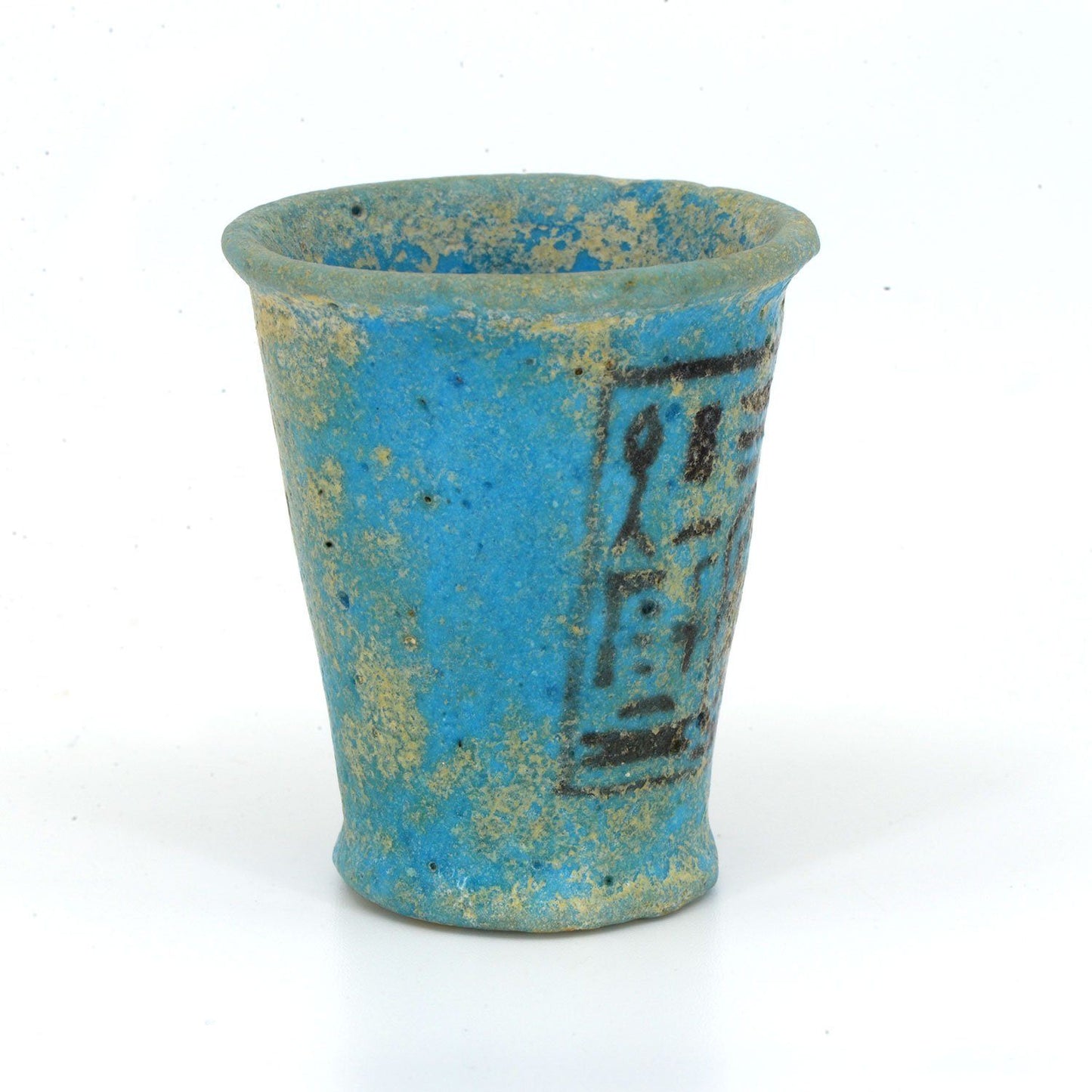 ایک مصری بلیو فائنس پیش کرنے والا کپ ریمیسس دی گریٹ ، 19 ویں خاندان کے لئے۔ 1279-1213 قبل مسیح