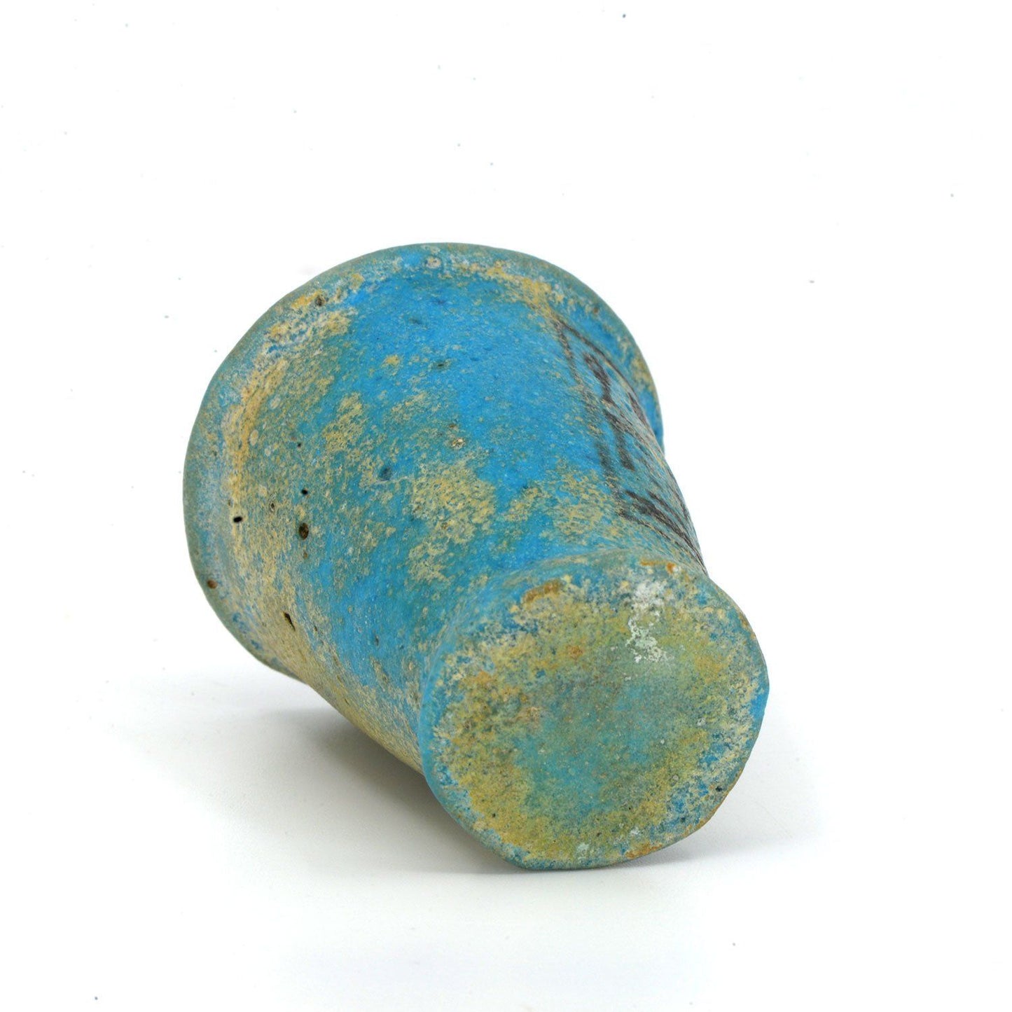 ایک مصری بلیو فائنس پیش کرنے والا کپ ریمیسس دی گریٹ ، 19 ویں خاندان کے لئے۔ 1279-1213 قبل مسیح