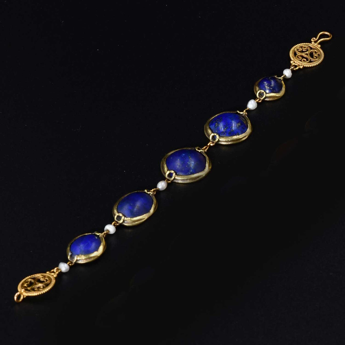 Ein viktorianisches Armband mit fünf altägyptischen Lapislazuli-Skarabäusen, 18. Dynastie, ca. 1550 - 1295 v. Chr.