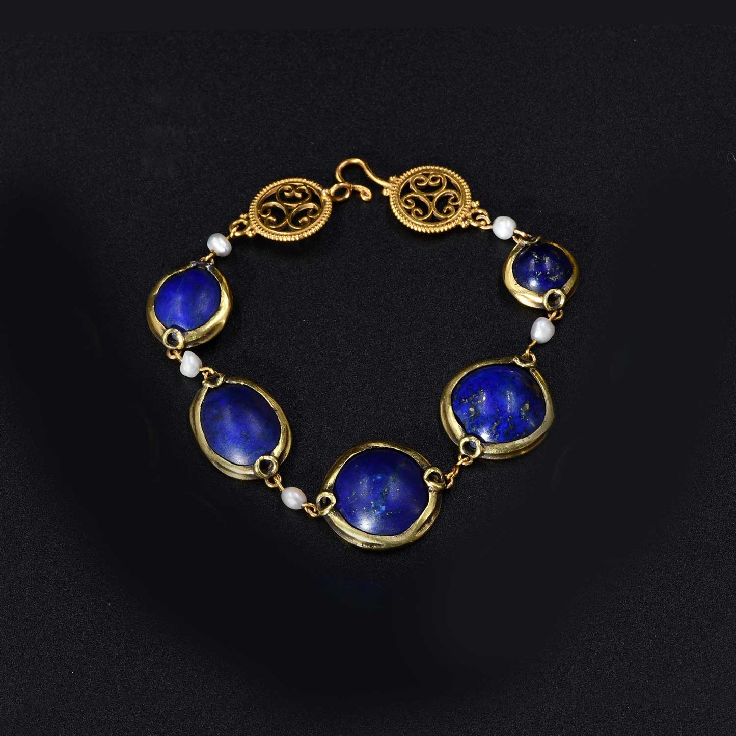 Ein viktorianisches Armband mit fünf altägyptischen Lapislazuli-Skarabäusen, 18. Dynastie, ca. 1550 - 1295 v. Chr.