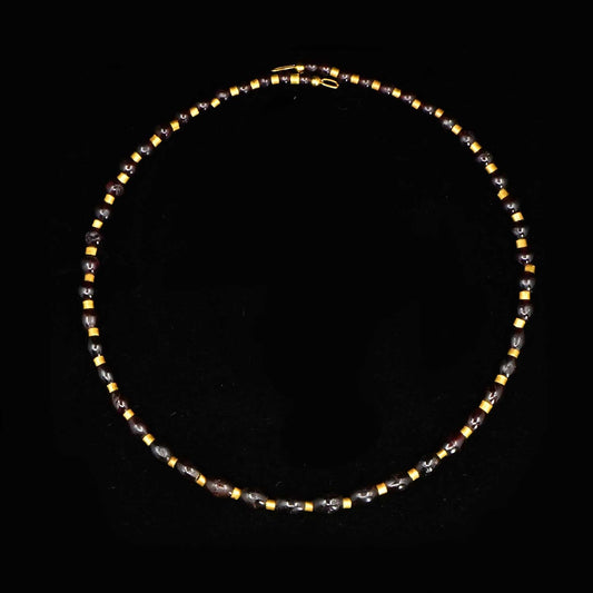 Eine ägyptische Halskette aus Gold und Granat, Mittleres Reich, ca. 2040 - 1786 v. Chr.