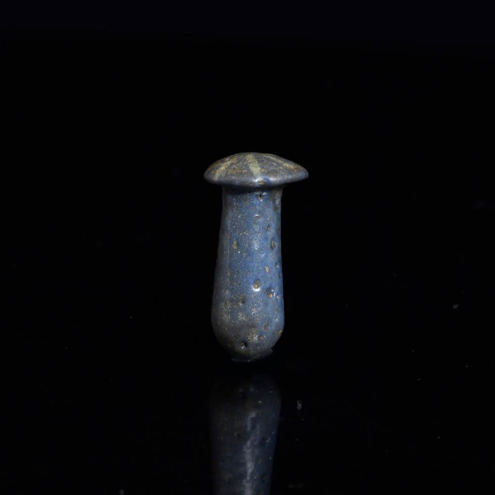 Ein ägyptischer Fayence-Ohrstecker, Amarna-Zeit, ca. 1353-1336 v. Chr.