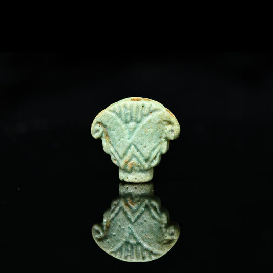 Ein ägyptischer Lotusknauf aus Fayence, Spätzeit, ca. 664 - 332 v. Chr.