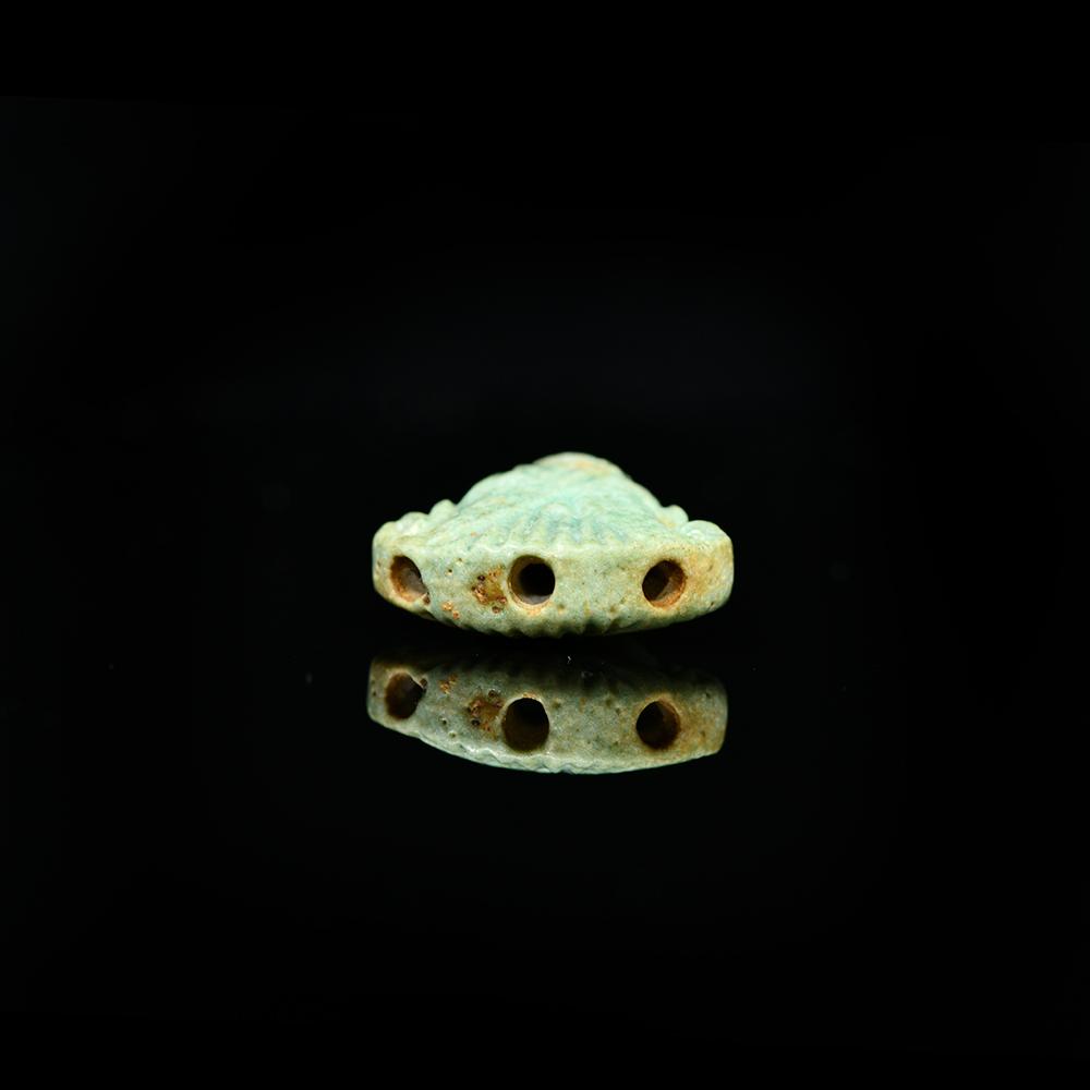 Ein ägyptischer Lotusknauf aus Fayence, Spätzeit, ca. 664 - 332 v. Chr.