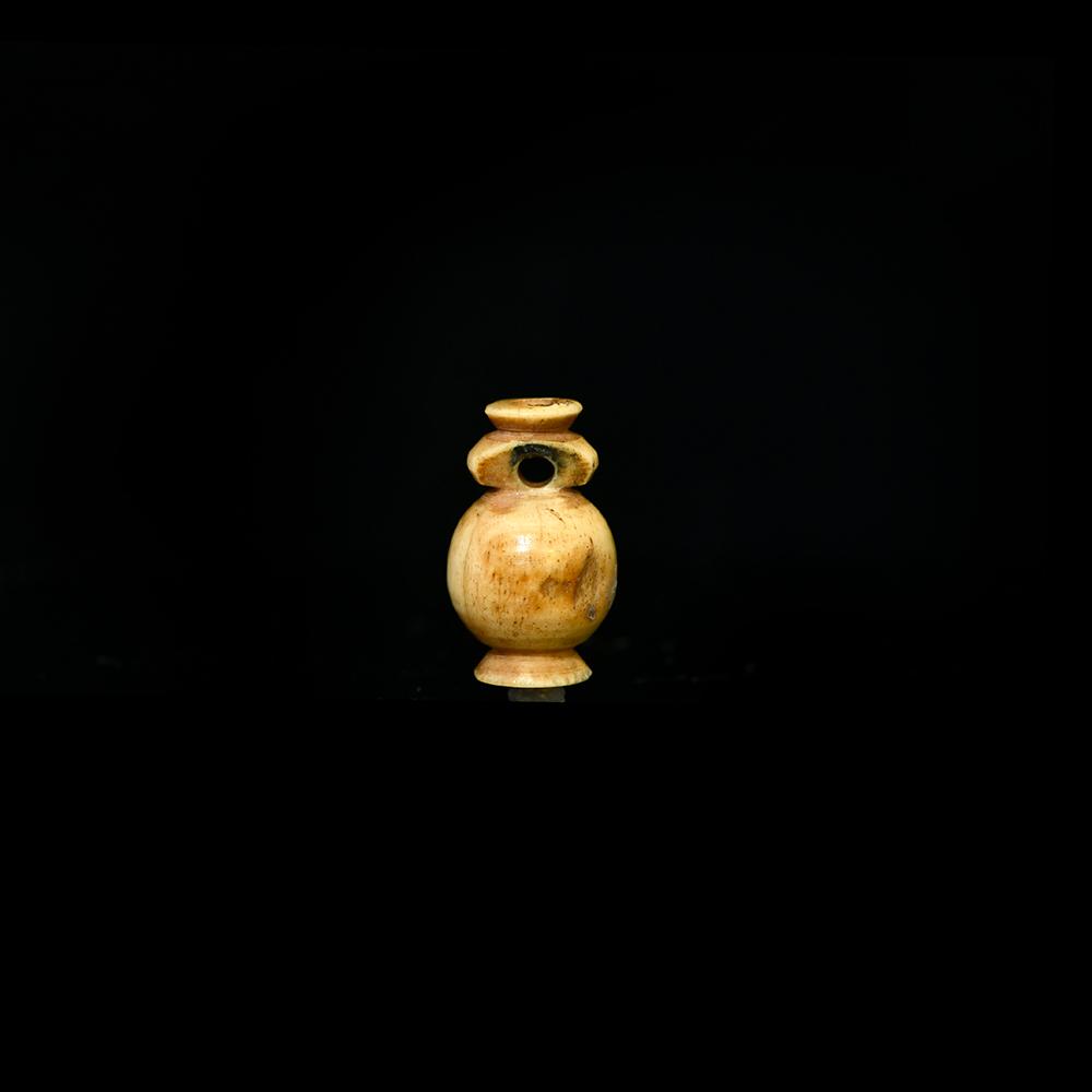 Ein ägyptisches Amulett in Form eines Gefäßes, Neues Reich, ca. 1550 - 1069 v. Chr.