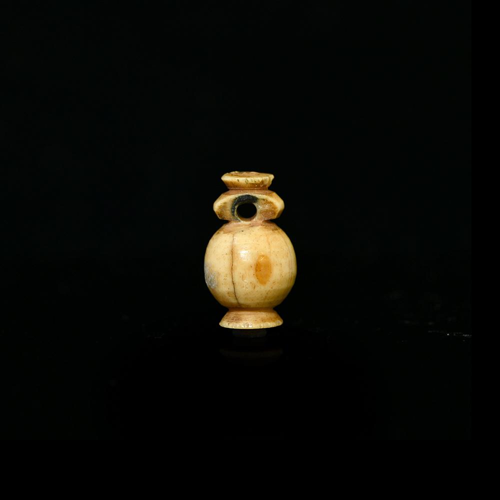 Ein ägyptisches Amulett in Form eines Gefäßes, Neues Reich, ca. 1550 - 1069 v. Chr.