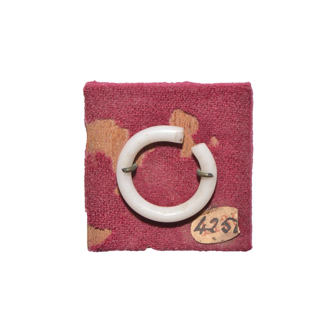Ein ägyptischer Glasohrring, Neues Reich, späte 18. - 19. Dynastie, ca. 1550 - 1290 v. Chr.