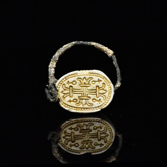 Ein ägyptischer Bronze-Drehring mit Skarabäus-Siegel, 20.-21. Dynastie, ca. 1190 - 945 v. Chr.