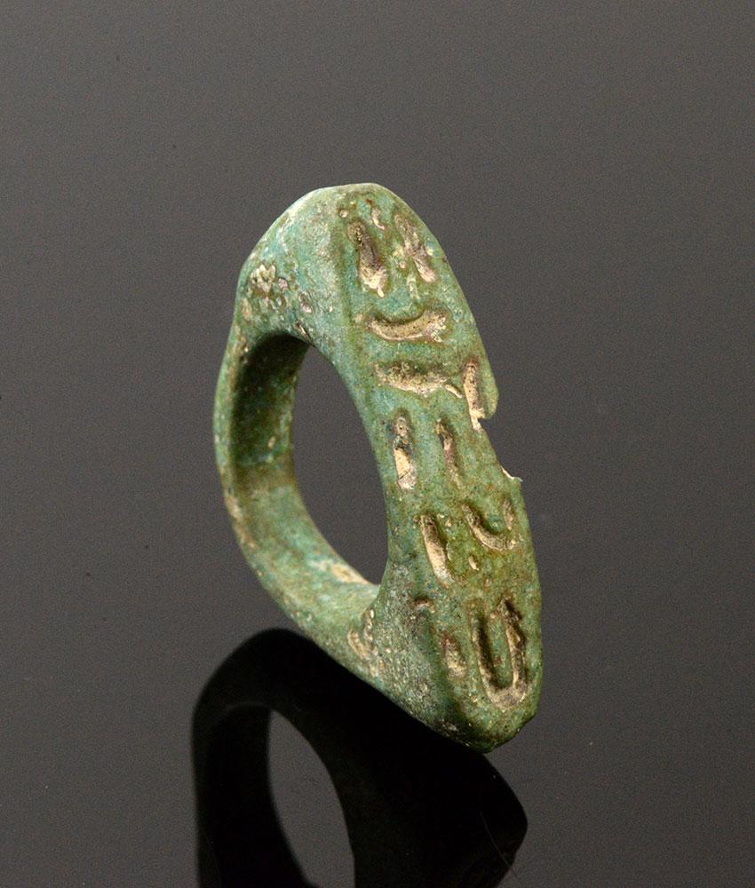 ایک مصری faience ہلچل کی انگوٹھی ، تیسرا انٹرمیڈیٹ پیریڈ ، CA. 1069 - 945 قبل مسیح
