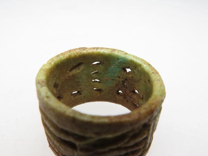 ایک مصری فائنس اوپن ورک رنگ ، 21 ویں خاندان ، سی اے۔ 1069-945 قبل مسیح