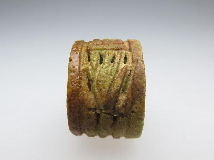 ایک مصری فائنس اوپن ورک رنگ ، 21 ویں خاندان ، سی اے۔ 1069-945 قبل مسیح