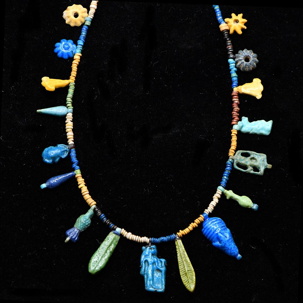 Eine ausgestellte ägyptische Halskette aus Fayence mit Perlen und Amulett, Amarna-Zeit, ca. 1353–1336 v. Chr.