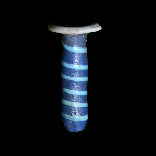 Ein ägyptischer Ohrstecker aus Glas, späte 18. Dynastie, ca. 1350 - 1295 v. Chr.