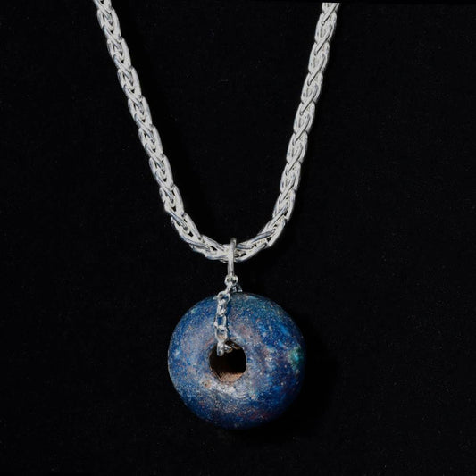 ایک بڑے مصری بلیو گلیزڈ فائنس مالا نے لاکٹ ، نیو کنگڈم ، امرنا پیریڈ ، سی اے کے طور پر قائم کیا۔ 1352 - 1336 قبل مسیح