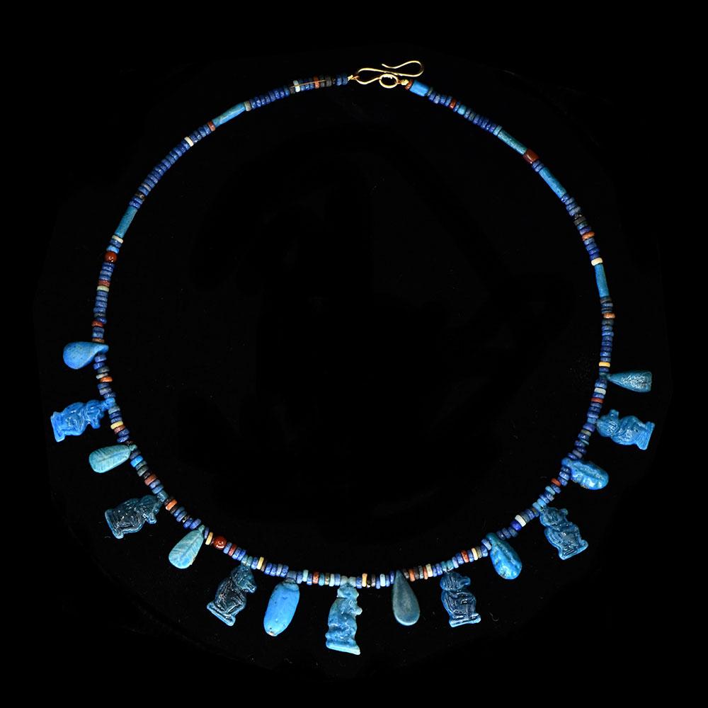 ایک مصری faience مالا اور تعویذ کا ہار ، 18 ویں خاندان ، CA. 1550 - 1295 قبل مسیح