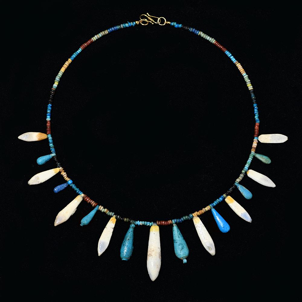 ایک امارنا فائنس مالا اور پھولوں کی لاکٹ ہار ، 18 ویں خاندان ، سی اے۔ 1353-1336 قبل مسیح