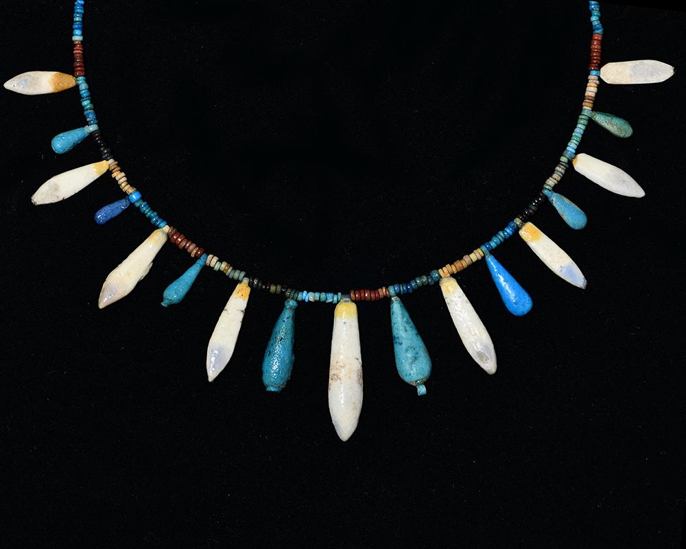 ایک امارنا فائنس مالا اور پھولوں کی لاکٹ ہار ، 18 ویں خاندان ، سی اے۔ 1353-1336 قبل مسیح