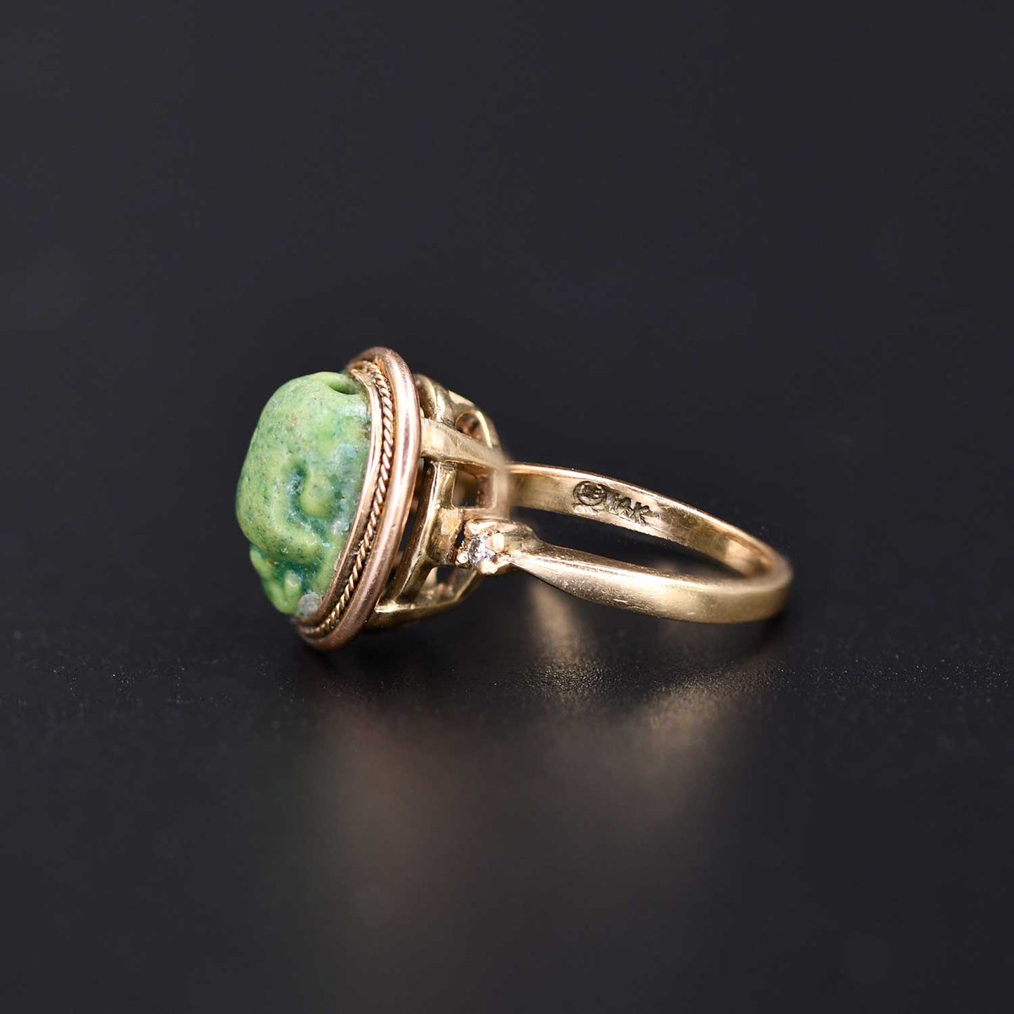 Ein ägyptischer Skarabäus aus grün glasierter Fayence, Amarna-Zeit, ca. 1353 - 1336 v. Chr.