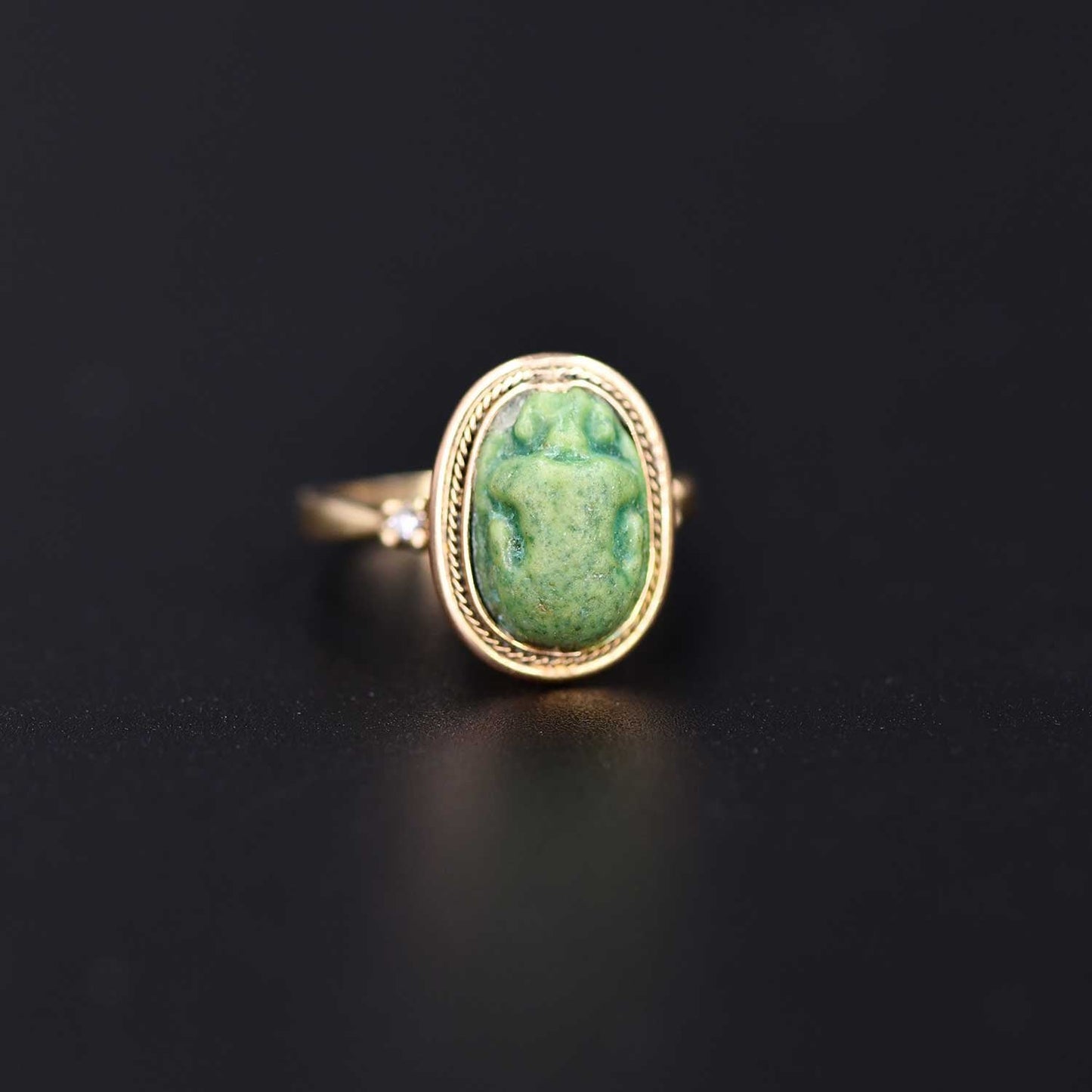 Ein ägyptischer Skarabäus aus grün glasierter Fayence, Amarna-Zeit, ca. 1353 - 1336 v. Chr.