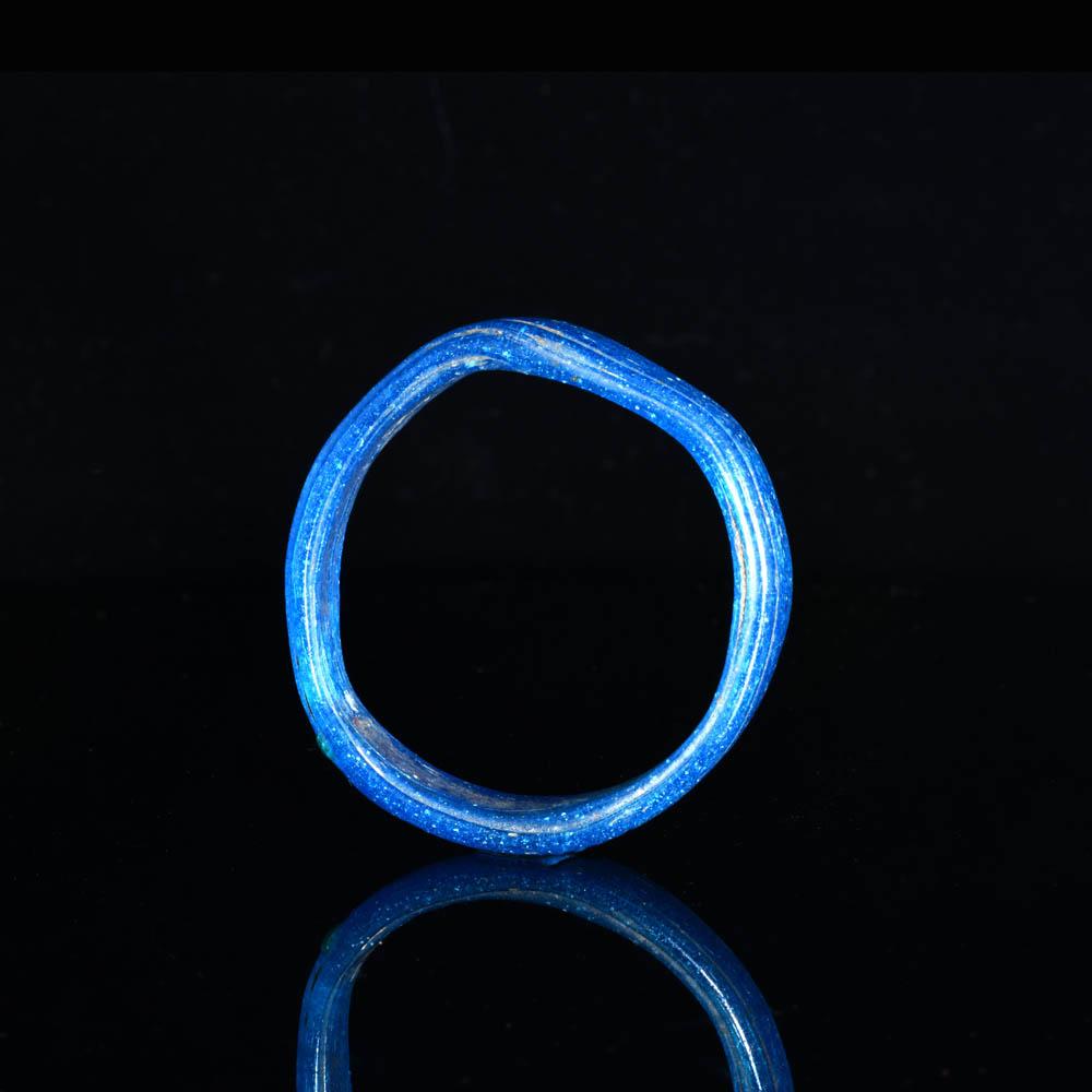 ایک رومانو-مصری نیلے رنگ کے شیشے کا کڑا ، رومن پیریڈ ، سی اے۔ پہلی - تیسری صدی عیسوی