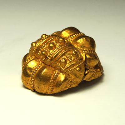 Ein ägyptischer Ohrring aus Stuck und Gold, ptolemäische Zeit, ca. 332 - 30 v. Chr.