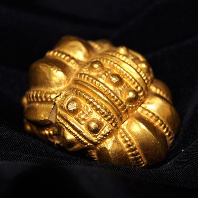 Ein ägyptischer Ohrring aus Stuck und Gold, ptolemäische Zeit, ca. 332 - 30 v. Chr.