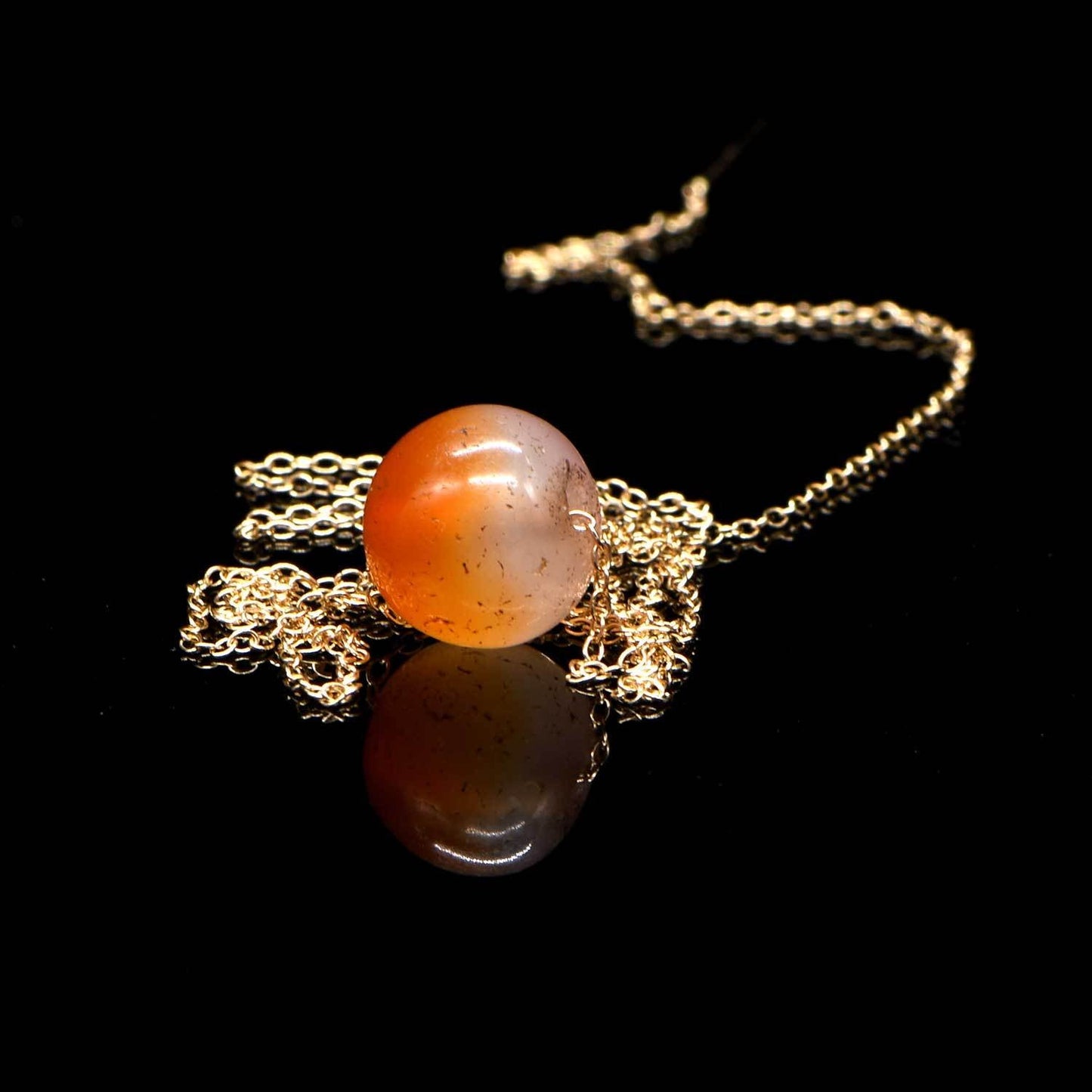 Eine ägyptische Karneolperle als Anhänger, Mittleres Reich, ca. 2017 - 1750 v. Chr.