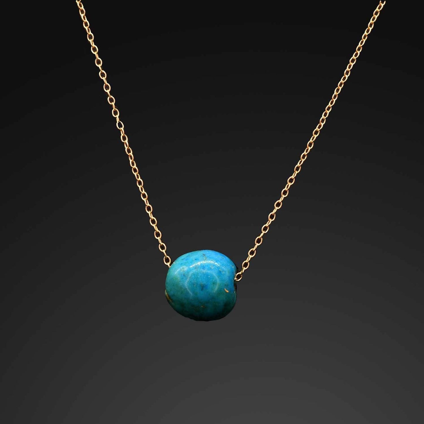 Ein ägyptischer Fayence-Kugelperlenanhänger, Mittleres Reich, ca. 2141 - 2122 v. Chr.