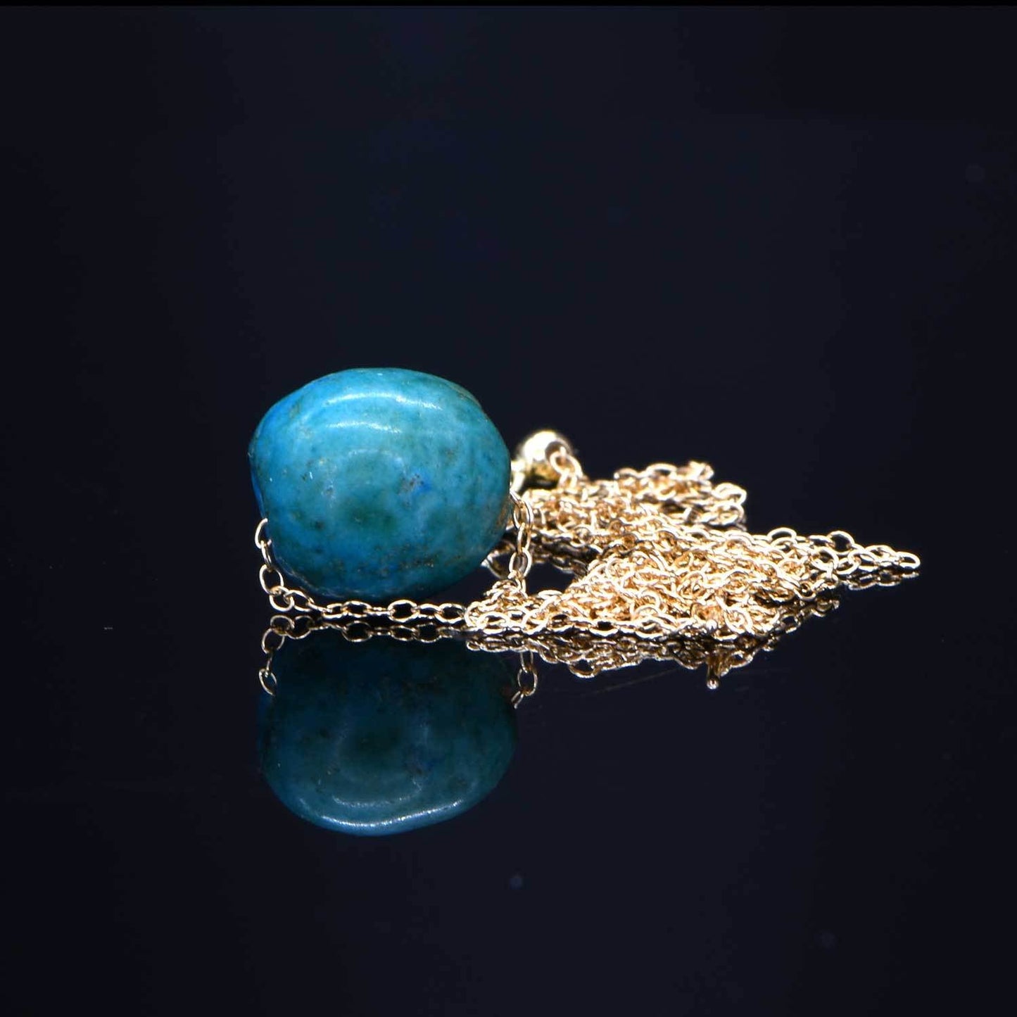 Ein ägyptischer Fayence-Kugelperlenanhänger, Mittleres Reich, ca. 2141 - 2122 v. Chr.