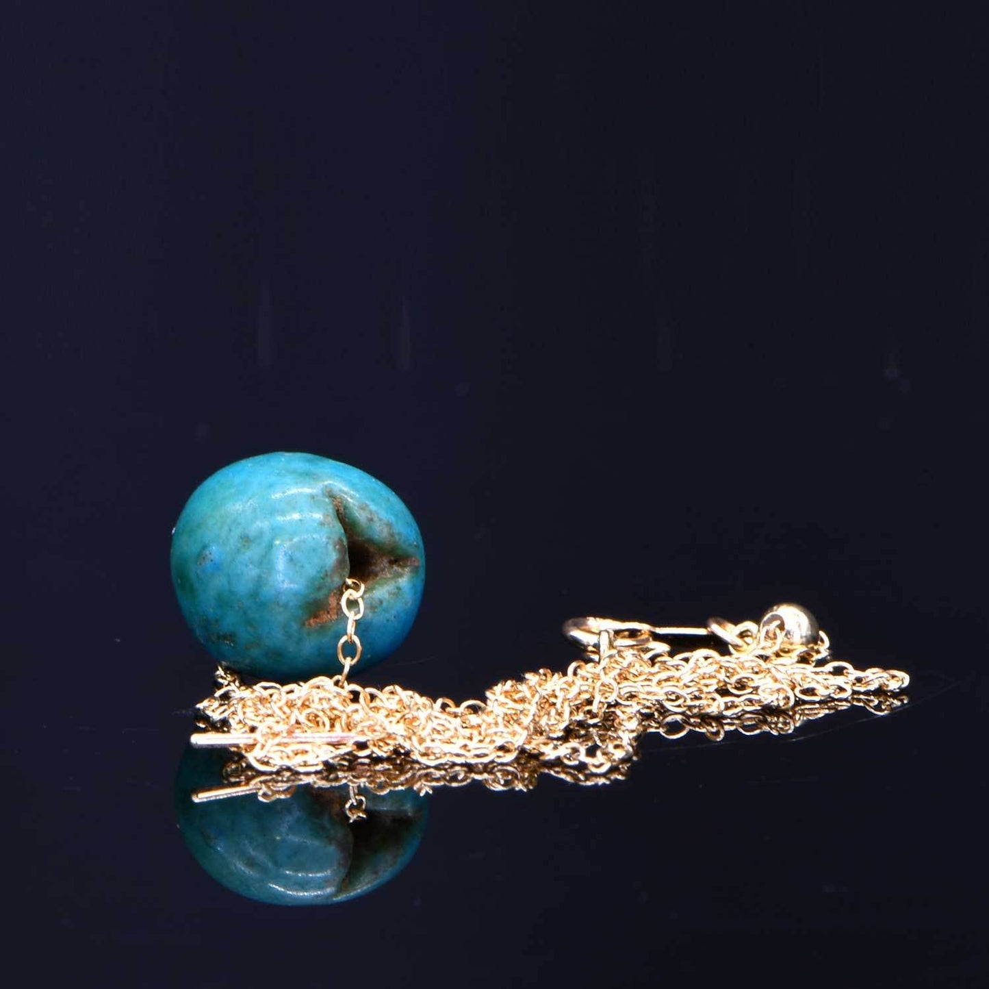 Ein ägyptischer Fayence-Kugelperlenanhänger, Mittleres Reich, ca. 2141 - 2122 v. Chr.