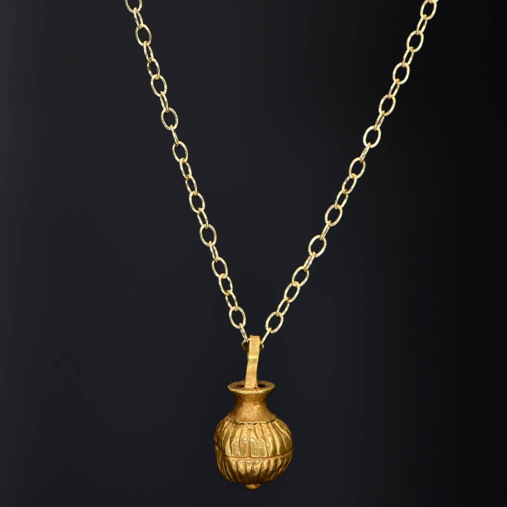 Ein griechischer goldener Vasenanhänger, hellenistische Periode, ca. 3. - 1. Jahrhundert v. Chr.