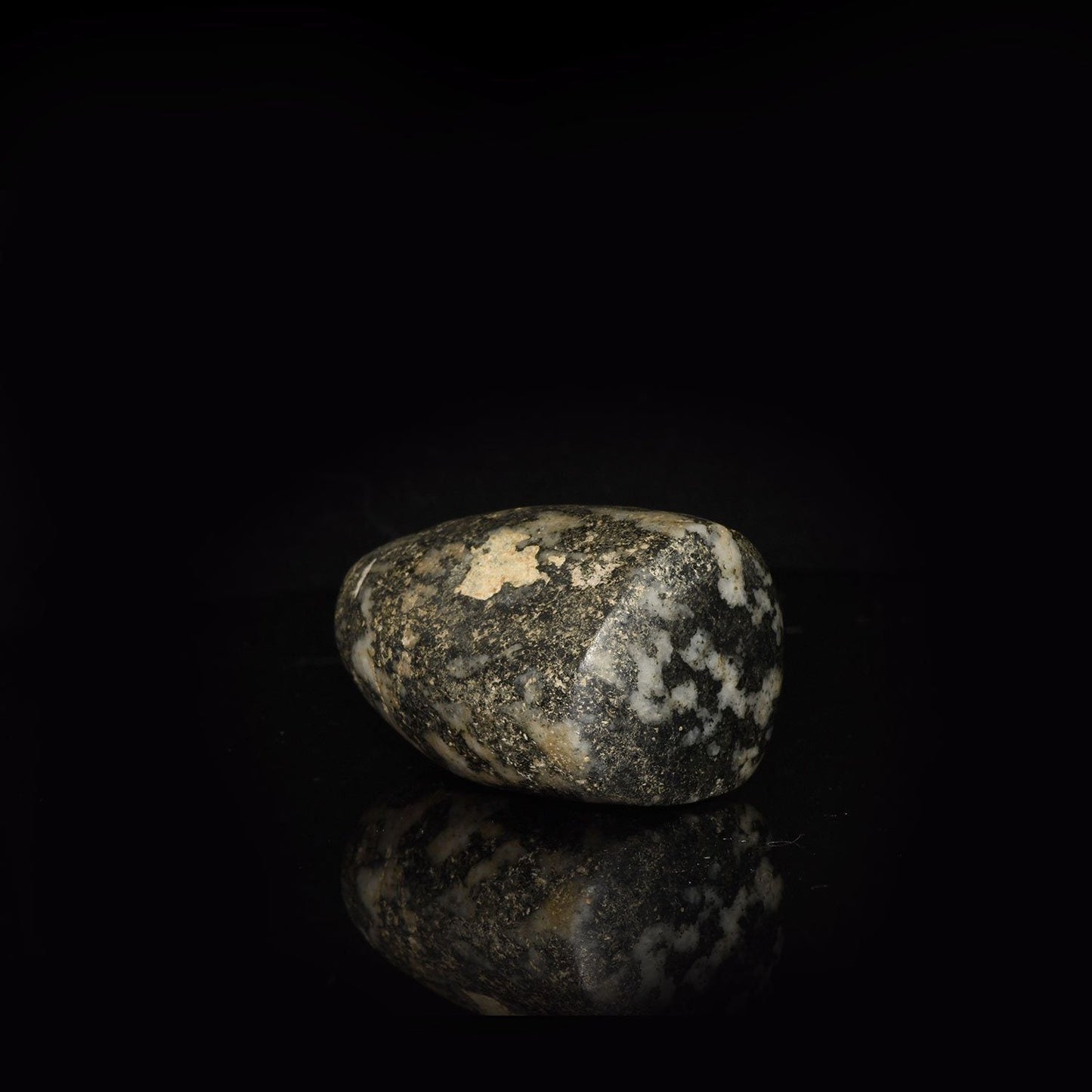 Eine seltene ägyptische Paletten-Schleifmaschine aus Diorit, vordynastische Periode, ca. 3300 - 3000 v. Chr.