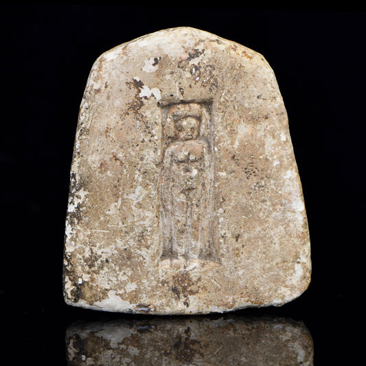 Eine ägyptische Gedenktafel mit einer Frau in einer Schreinnische, 600–275 v. Chr. (ehemals Museum)