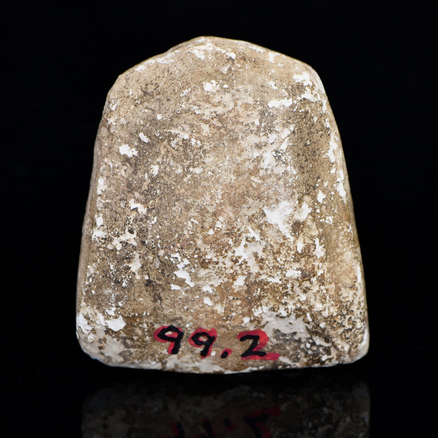 Eine ägyptische Gedenktafel mit einer Frau in einer Schreinnische, 600–275 v. Chr. (ehemals Museum)