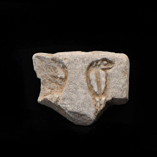 Ein ägyptisches Sandsteinrelieffragment, Neues Reich, ca. 1550 - 1295 v. Chr.