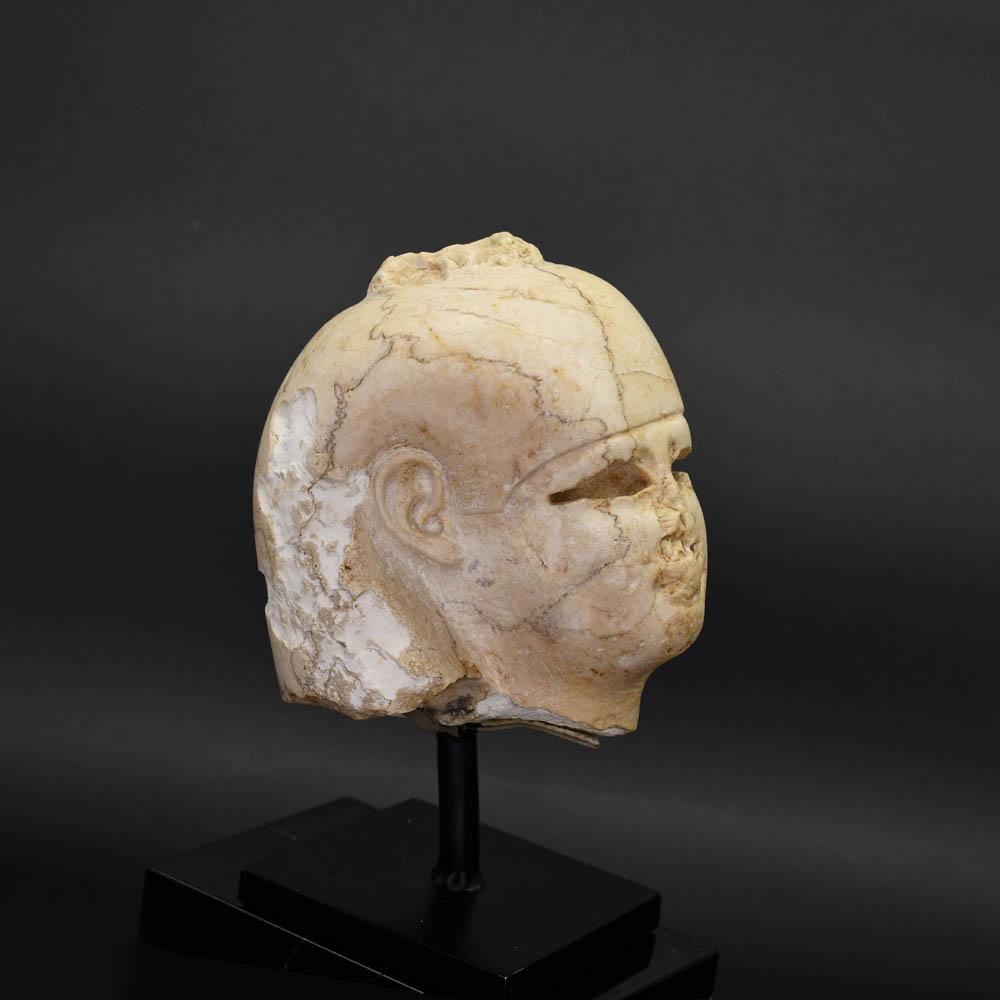 Ein ägyptischer geschnitzter Steinkopf der Isis, ptolemäische Periode, ca. 332 - 30 v. Chr.