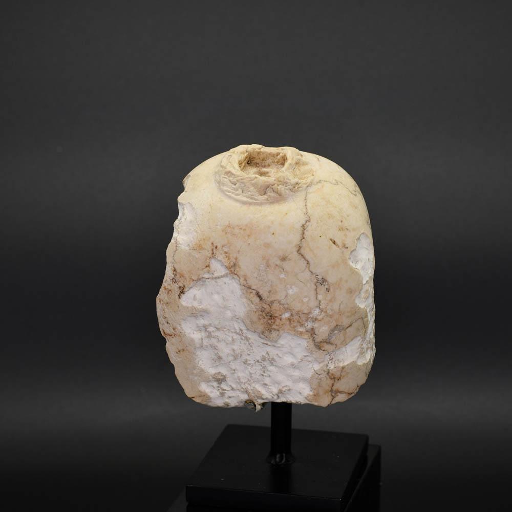 Ein ägyptischer geschnitzter Steinkopf der Isis, ptolemäische Periode, ca. 332 - 30 v. Chr.