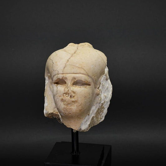 Ein ägyptischer geschnitzter Steinkopf der Isis, ptolemäische Periode, ca. 332 - 30 v. Chr.