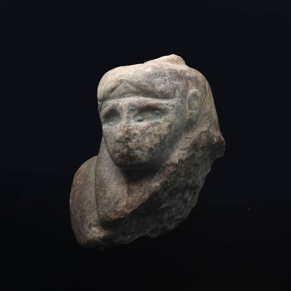 Eine ägyptische Steinbüste, Spätzeit, ca. 664 - 332 v. Chr.