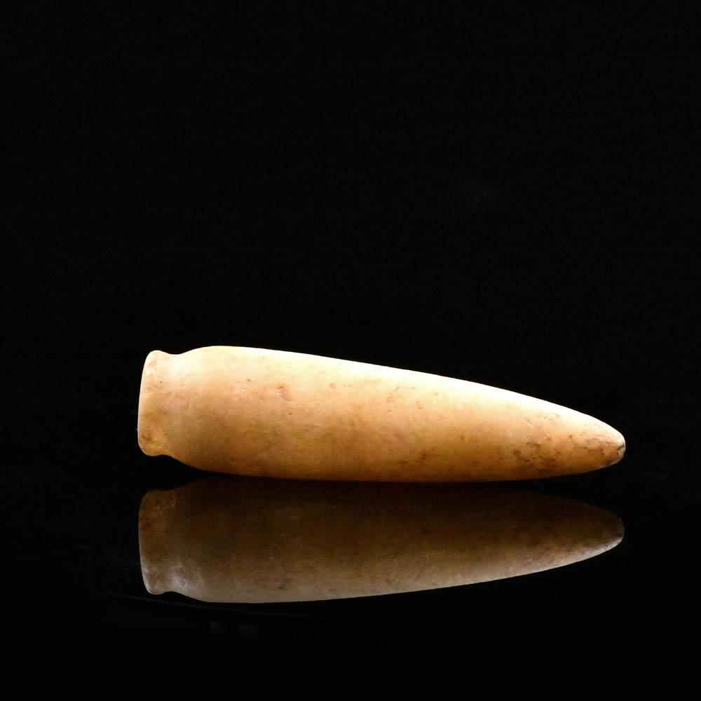 Ein konisches ägyptisches Alabastergefäß, Altes Reich, ca. 2649 – 2150 v. Chr.